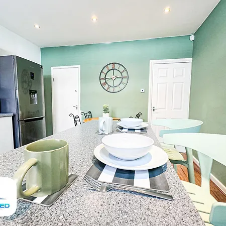 3 Bedroom House - Leeds - Free Parking ليدز