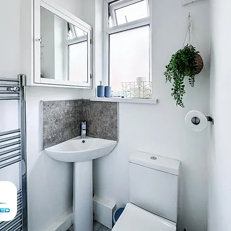 3 Bedroom House - Leeds - Free Parking *
