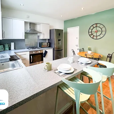 3 Bedroom House - Leeds - Free Parking بيت للعطل ليدز
